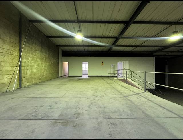 1,069M² WAREHOUSE TO LET IN BRIARDENE